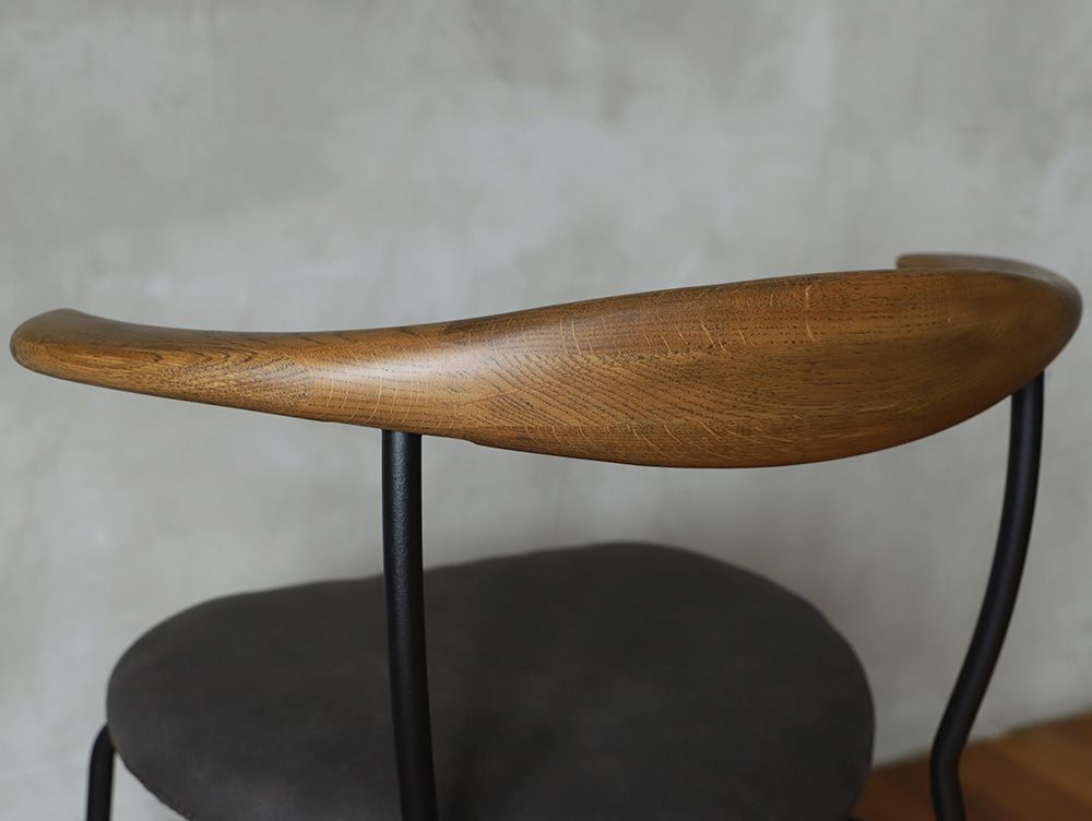 アデペシュのfincチェア。ハードウッドとパイウッドを使用し、木の美しい木目が際立つバランスの取れた木製椅子