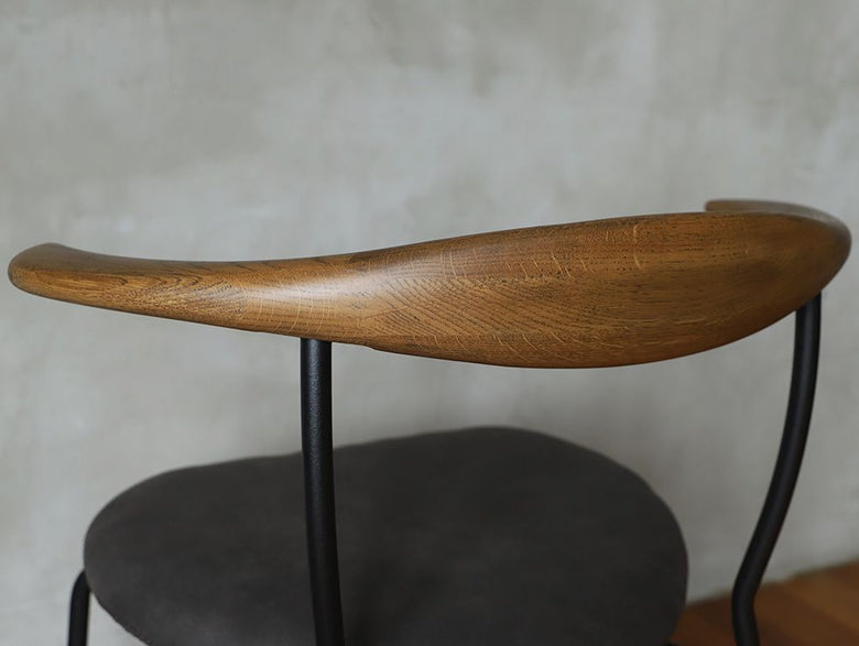 アデペシュのfincチェア。ハードウッドとパイウッドを使用し、木の美しい木目が際立つバランスの取れた木製椅子