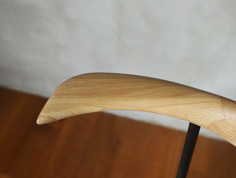 アデペシュ【fincチェア】オーク無垢材とウォルナット無垢材を使用した木製チェアの詳細画像