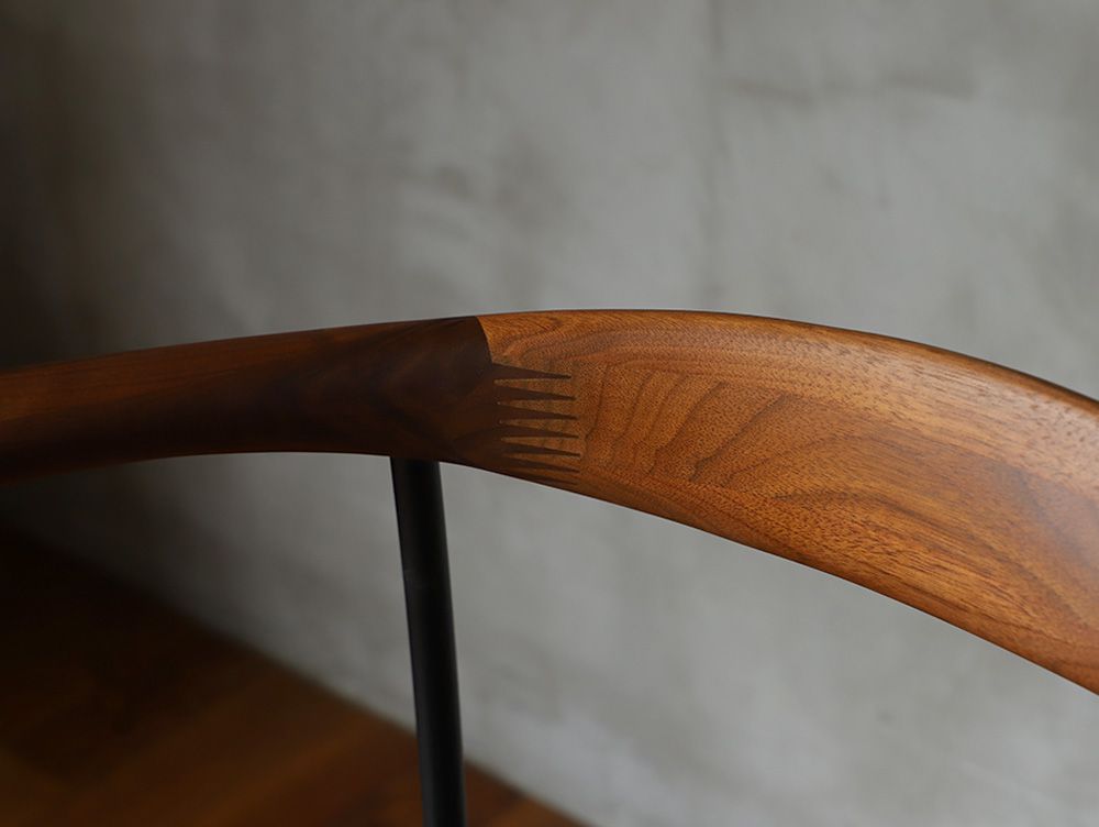 茶色のオーク無垢材とスチールフレームを使用したアデペシュのfincチェア