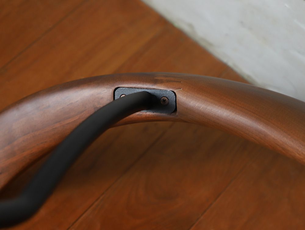 アデペシュのfincチェア。ブラウンの無垢材を使用した高品質な木製椅子です。