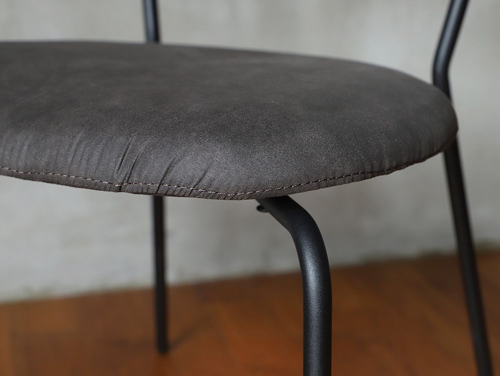 灰色と銀色のアデペシュ fincチェア。オーク無垢材とスチールフレームを使用した屋外用の椅子。