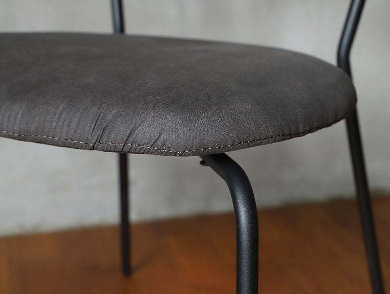 灰色と銀色のアデペシュ fincチェア。オーク無垢材とスチールフレームを使用した屋外用の椅子。