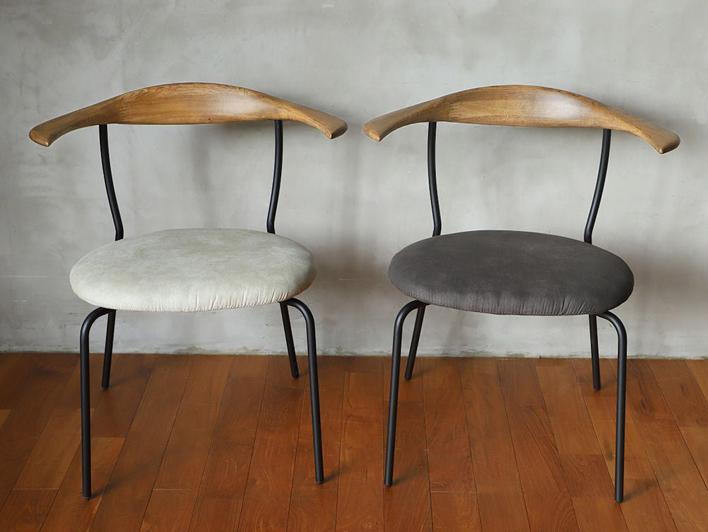 adepeche（アデペシュ）のfincチェア。オーク無垢材とスチールフレームを使用した木製デザイン椅子