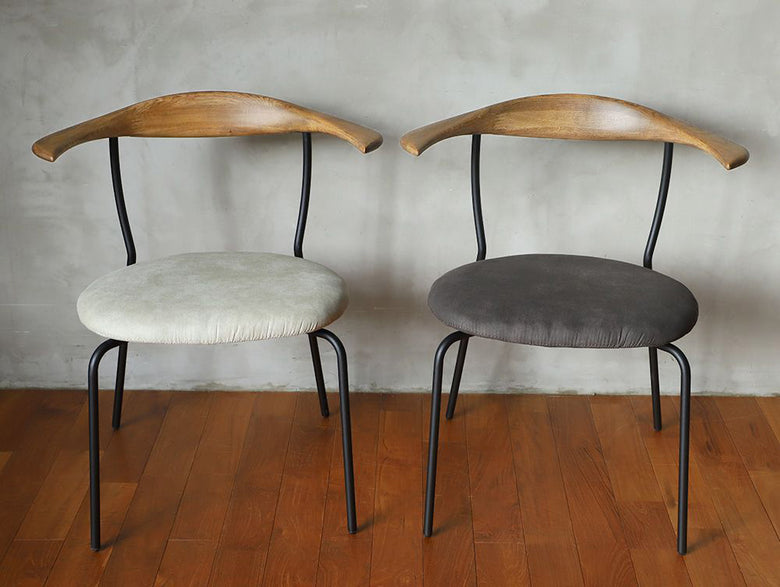 adepeche（アデペシュ）のfincチェア。オーク無垢材とスチールフレームを使用した木製デザイン椅子