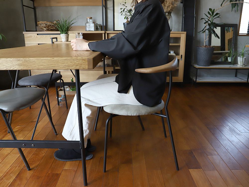 アデペシュのfincチェアと木製テーブルが木のフローリングに配置されたダイニングルームの画像