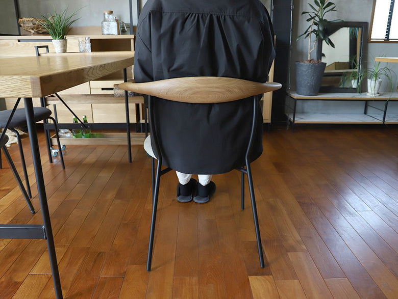 アデペシュのfincチェア、オーク無垢材とスチールフレームを使用したナチュラルな木製椅子。インテリアデザインに最適なスタイリッシュな外観。