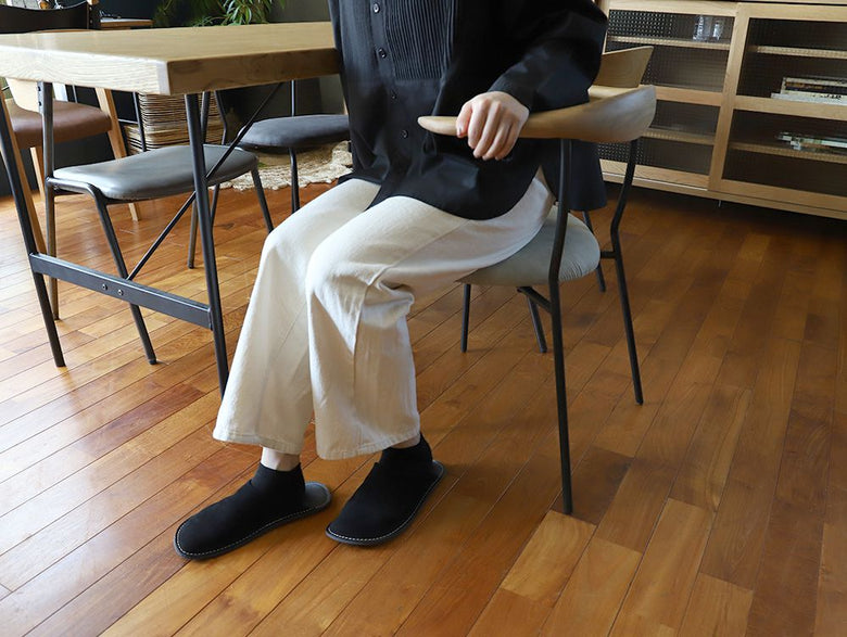 アデペシュのfincチェアの木製の脚が木の床に置かれている様子