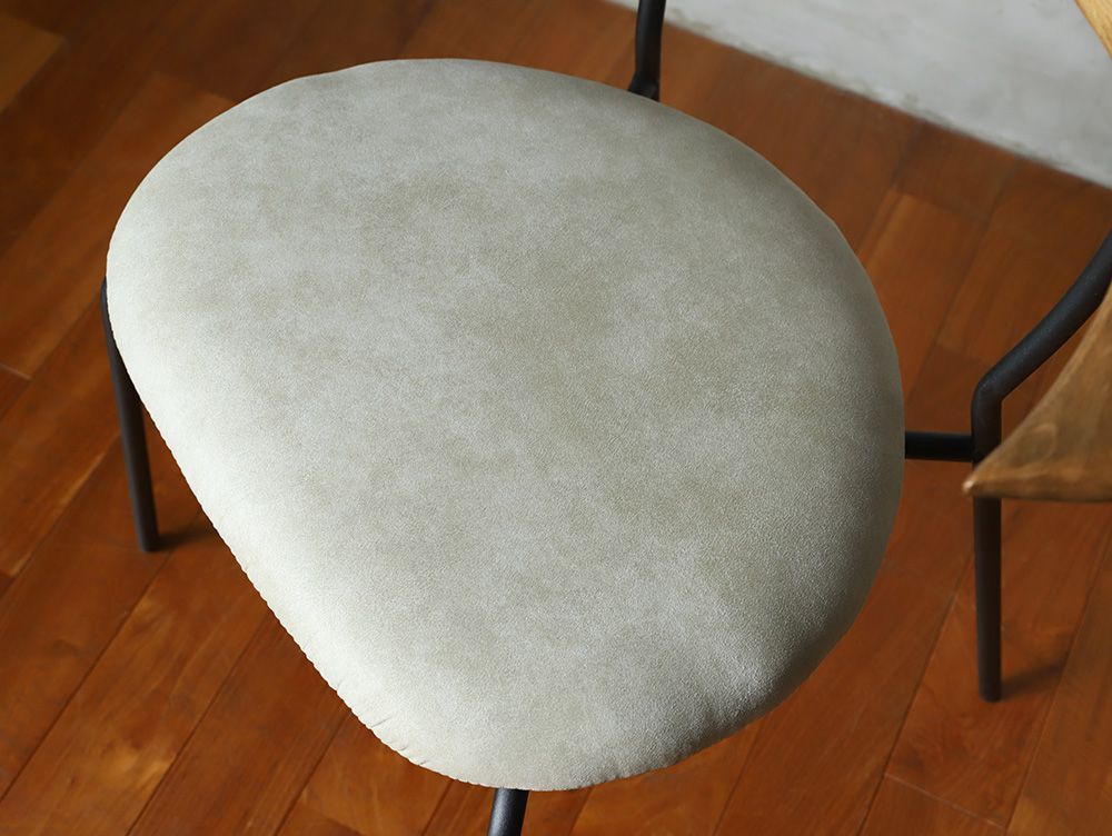 アデペシュのfincチェア。グレーのオーク無垢材とスチールフレームを使用したモダンなデザインの木製椅子