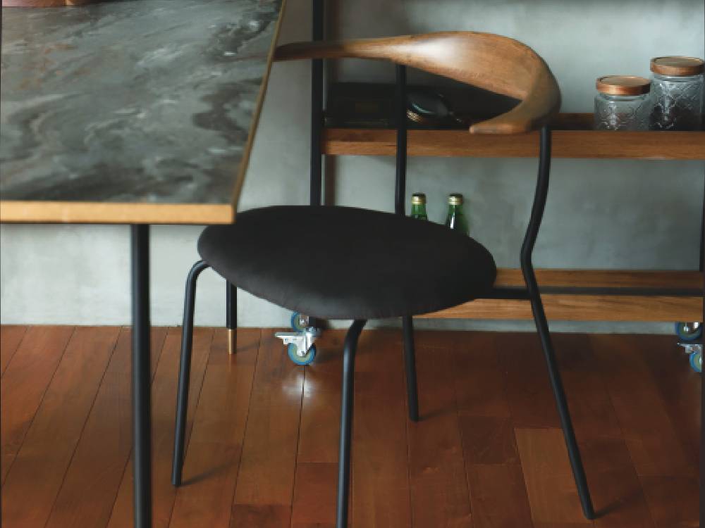 アデペシュのfincチェアと木製テーブルが木目調の床に配置された室内のインテリア写真