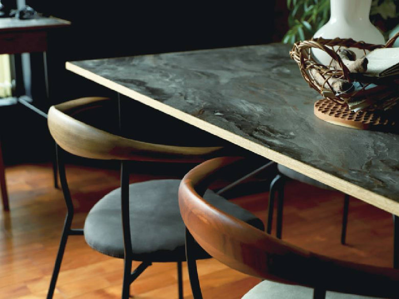 アデペシュ fincチェアが木製のダイニングテーブルと共に木目調のフローリング上に配置されたダイニングルームの様子