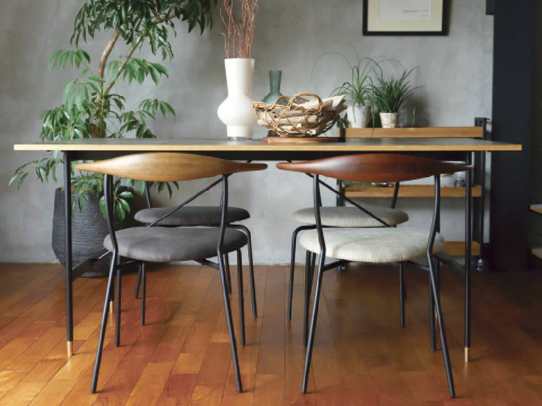 木製のadepeche fincチェアがダイニングテーブルと共に配置されたモダンなダイニングルーム