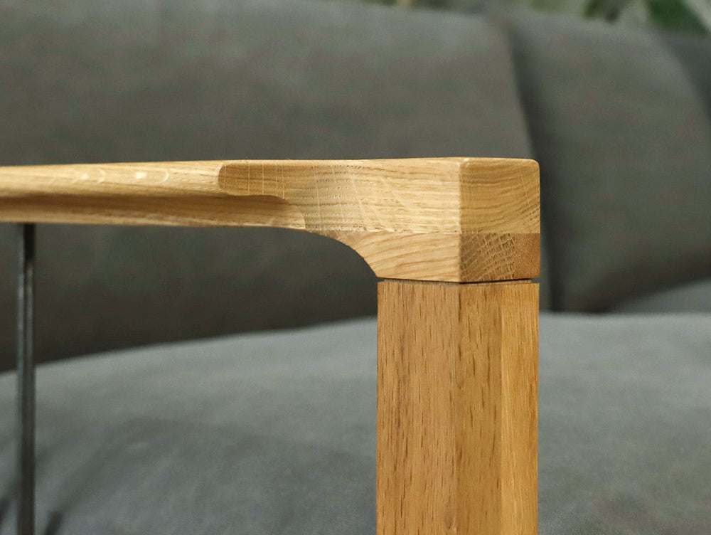 自然素材を使用したadepecheのソロソファーとコーヒーテーブルが配置されたリビングルームの写真