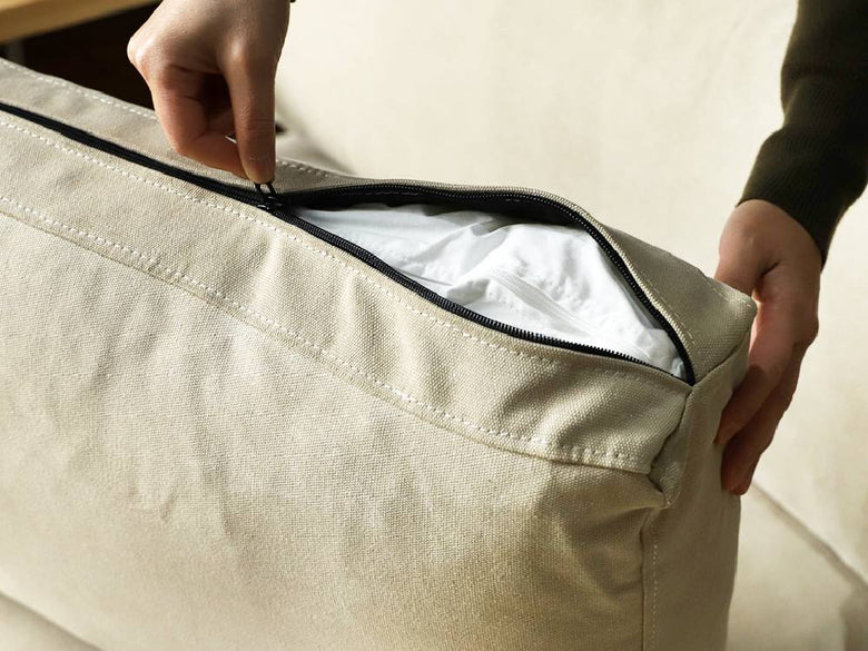 adepecheのソロ2.5シートソファー。オーク無垢材フレームとベージュファブリックを使用した快適なデザインのソファ。