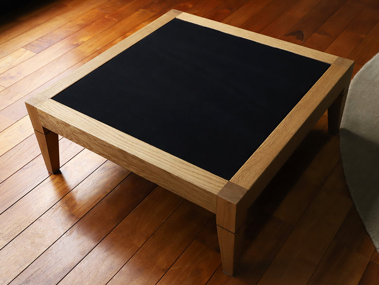 オーク無垢材のフローリング上に配置されたアデペシュのソロソファー