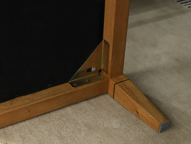 無垢オーク材を使用した木製棚とハードウッドフローリングが調和するインテリアデザイン