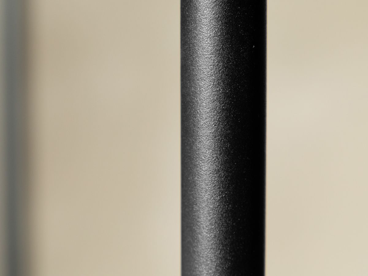 POL 2wayダイニングテーブルの銀色チタニウムパイプフレームとカーボンファイバー素材を使用した円柱形デザイン