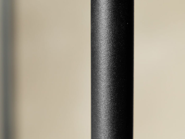 POL 2wayダイニングテーブルの銀色チタニウムパイプフレームとカーボンファイバー素材を使用した円柱形デザイン