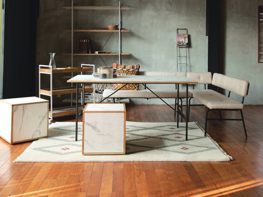 オークまたはウォルナットのPOL 2wayダイニングテーブルと椅子が配置されたモダンな室内空間