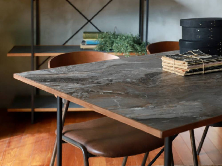 a.depecheのPOL 2wayダイニングテーブルがオーク無垢材で仕上げられたダイニングルームに配置され、椅子とともに自然な木の風合いを演出している様子