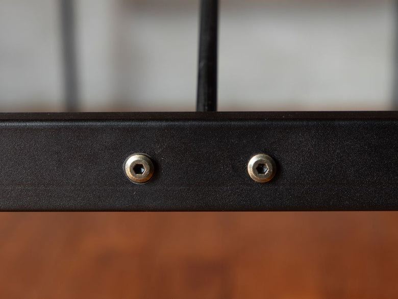 スチールフレームとオーク無垢材を使用したアデペシュのPOL 2wayダイニングテーブルの写真。モダンで耐久性のあるデザインが特徴です。