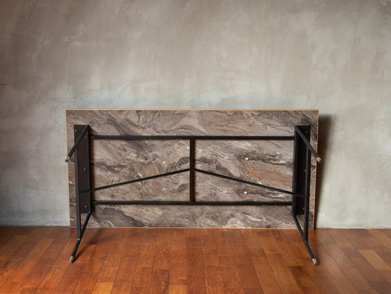 アデペシュのPOL 2wayダイニングテーブル、オーク無垢材とスチールフレームを使用したモダンな木製家具