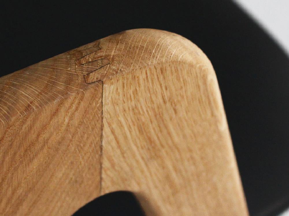 アデペシュのコバックホールドアームチェア。オークまたはウォルナットの無垢材を使用した木製のハードウッドチェア