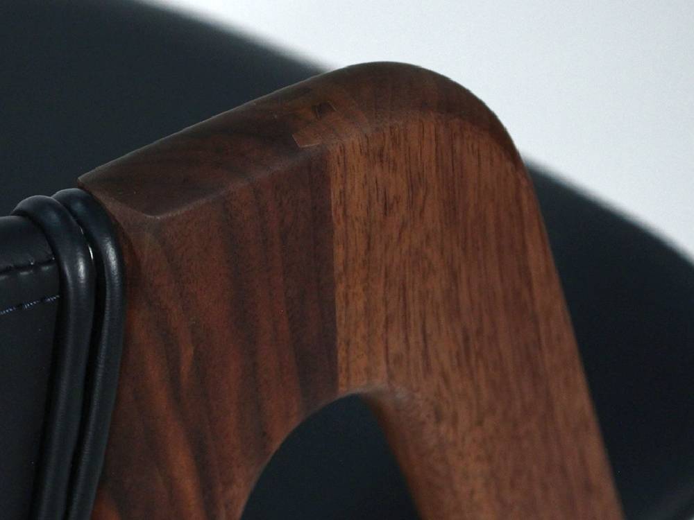 ブラウンのレザーシートと無垢材アームを備えたアデペシュのcobakホールドアームチェア