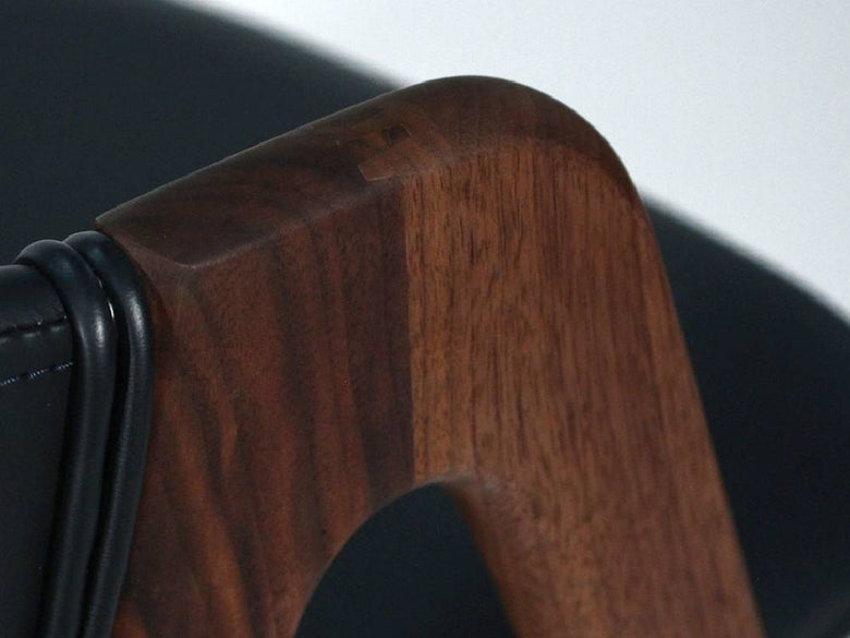 ブラウンのレザーシートと無垢材アームを備えたアデペシュのcobakホールドアームチェア