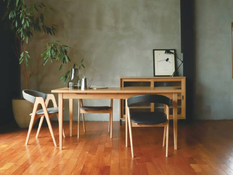 adepecheのcobakホールドアームチェアが茶色の木材フロアに配置されたインテリア空間