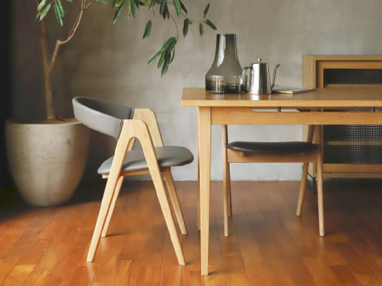 a.depecheのcobakホールドアームチェア、木材を使用したエレガントな木製チェア