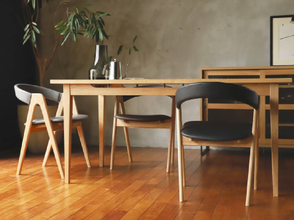 アデペシュのcobakホールドアームチェア、オーク無垢材とウォルナット仕上げの木製アームを持つモダンなデザインの椅子