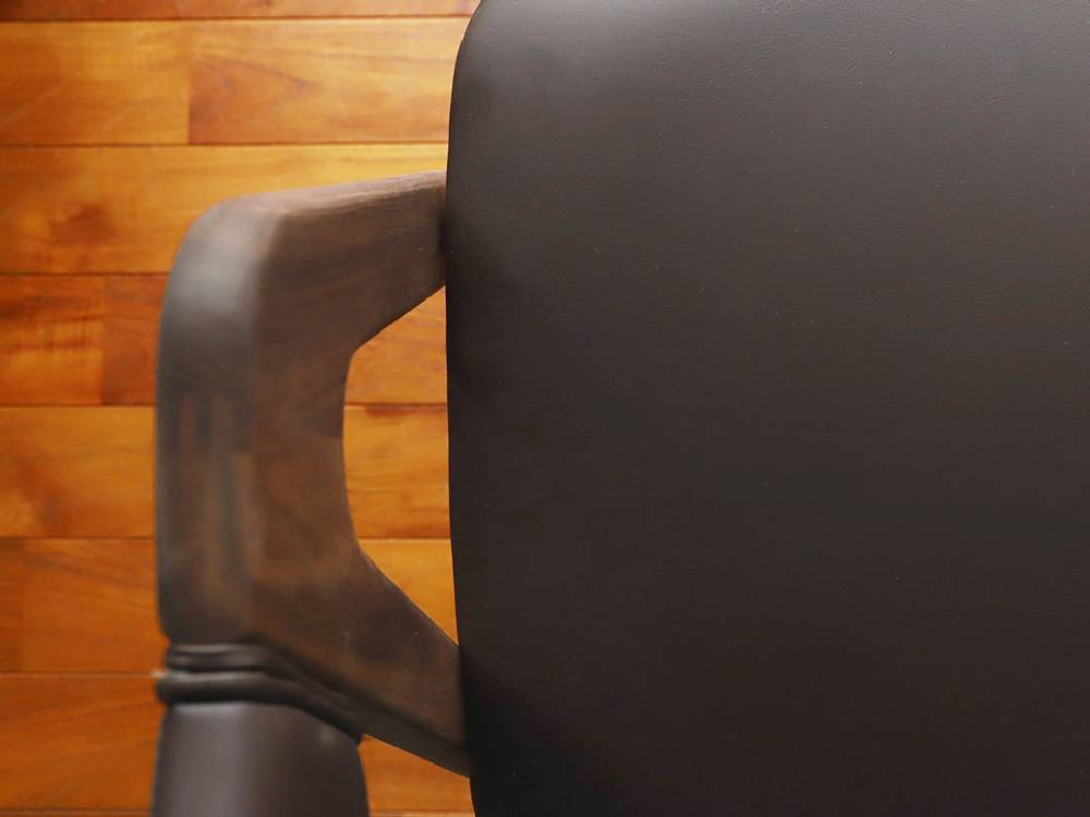 アデペシュのcobakホールドアームチェア。黒色レザーとオーク無垢材を使用したスタイリッシュなデザインの椅子。