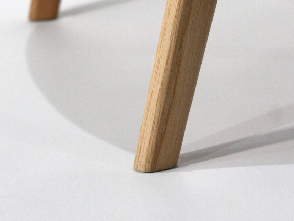 adepecheアデペシュのcobakホールドアームチェアが木製の床の上に置かれている様子