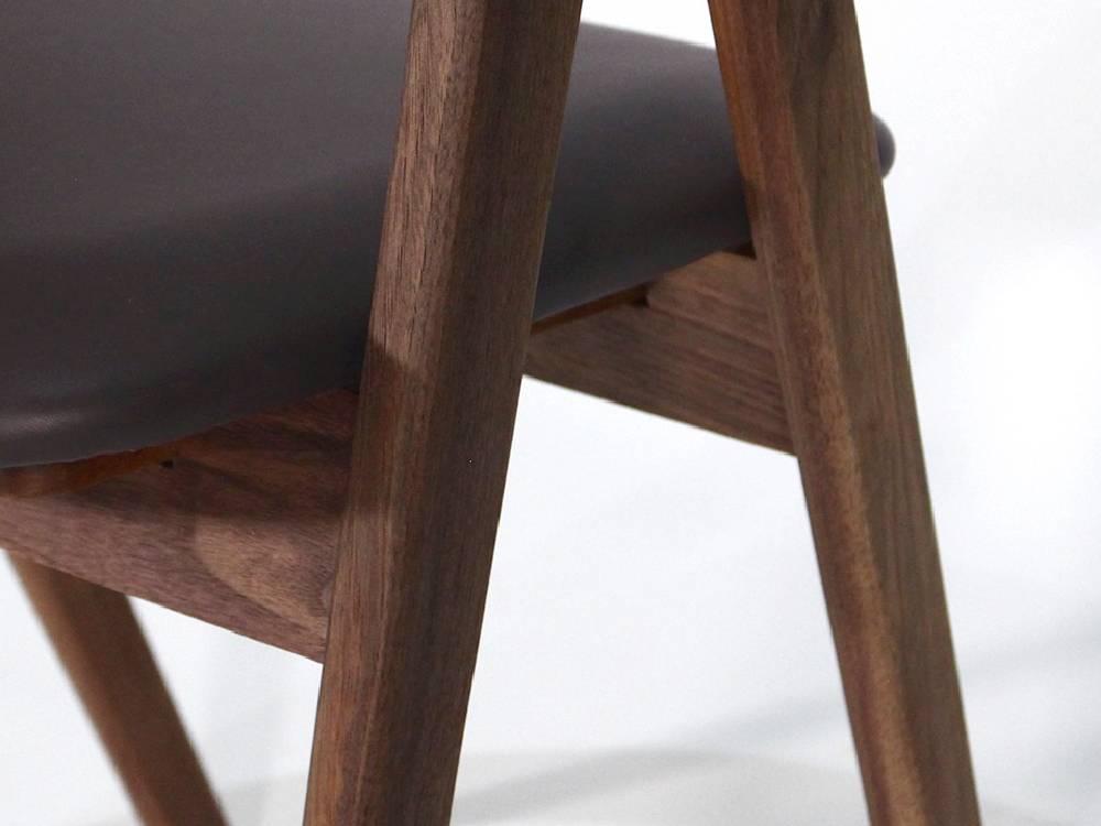 アデペシュ製 cobakホールドアームチェア、オークまたはウォルナットのアームとウレタン座面を持つエレガントなデザインのチェア