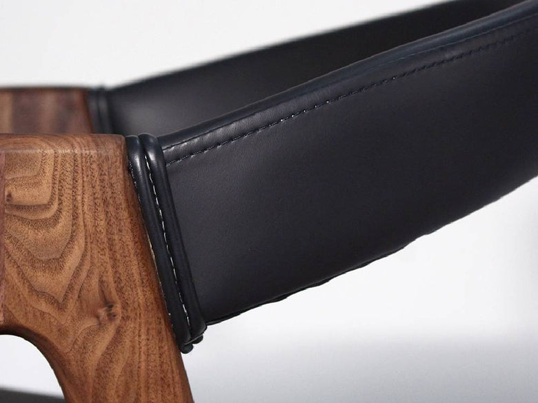 アデペシュのcobakホールドアームチェア、黒色レザー仕上げのオーク無垢材アーム付き椅子