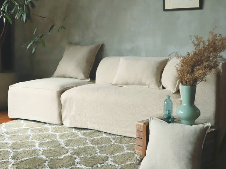 茶色のアデペシュフレンチリネンソファがリビングルームに配置されたインテリアデザイン