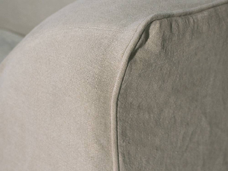 アデペシュのブラウンフレンチリネンソファとグレーのクッションが配置されたリビングルームの様子