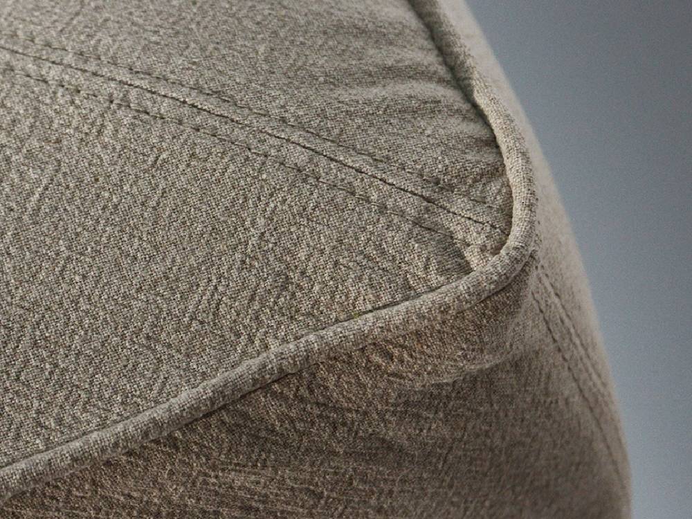 アデペシュのブラウンとグレーの天然素材を使用した快適なリビングルーム用フレンチリネンソファ