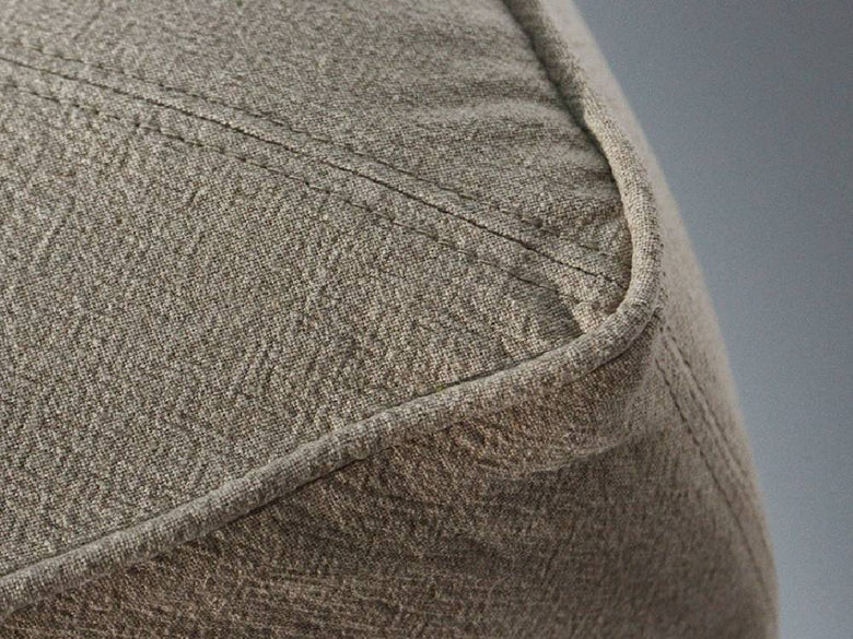 アデペシュのブラウンとグレーの天然素材を使用した快適なリビングルーム用フレンチリネンソファ