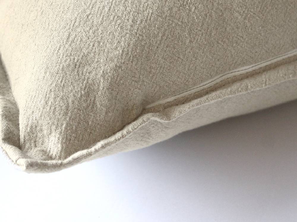 グレーのリネン製クッションが配置されたフレンチリネンソファ