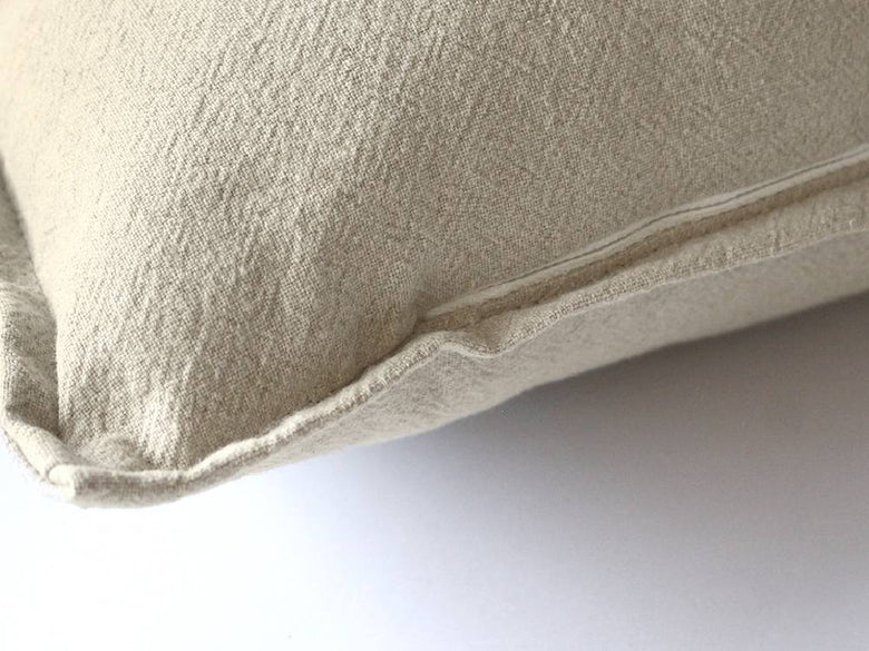 グレーのリネン製クッションが配置されたフレンチリネンソファ