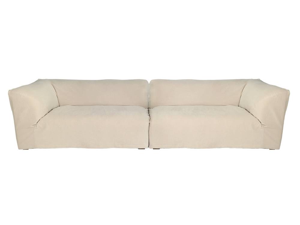 たてがみを持つマスタングの雄馬が牧草を食べている姿