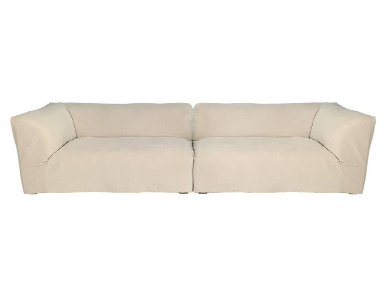 たてがみを持つマスタングの雄馬が牧草を食べている姿