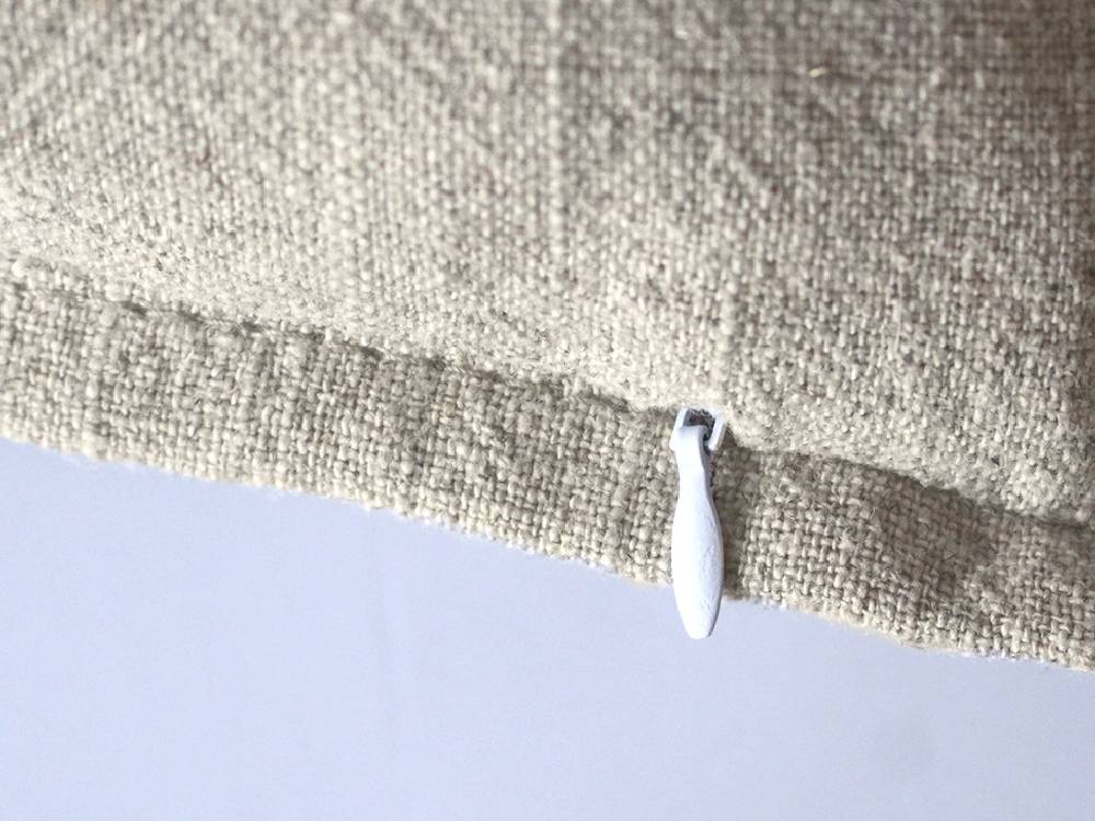 アデペシュのグレーのフレンチリネンソファ。ウール混紡織物と丁寧なステッチが特徴の高品質なソファ製品。