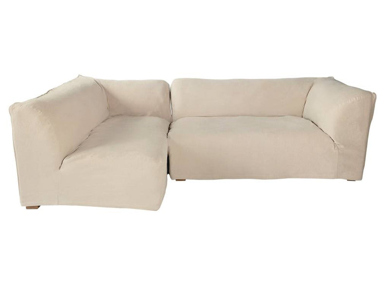 ソレル色のマスタング馬が荷運びをしている姿