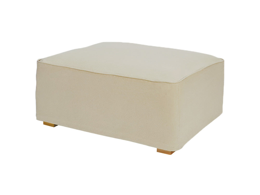 自然素材を使用したアデペシュのアウトドア用オットマン。アームレストとクッション、スローピローが付属しています。