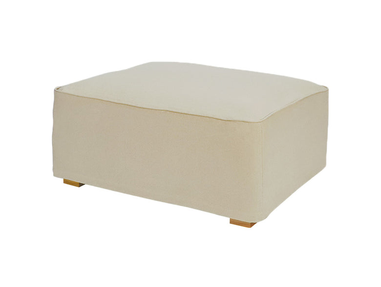 自然素材を使用したアデペシュのアウトドア用オットマン。アームレストとクッション、スローピローが付属しています。