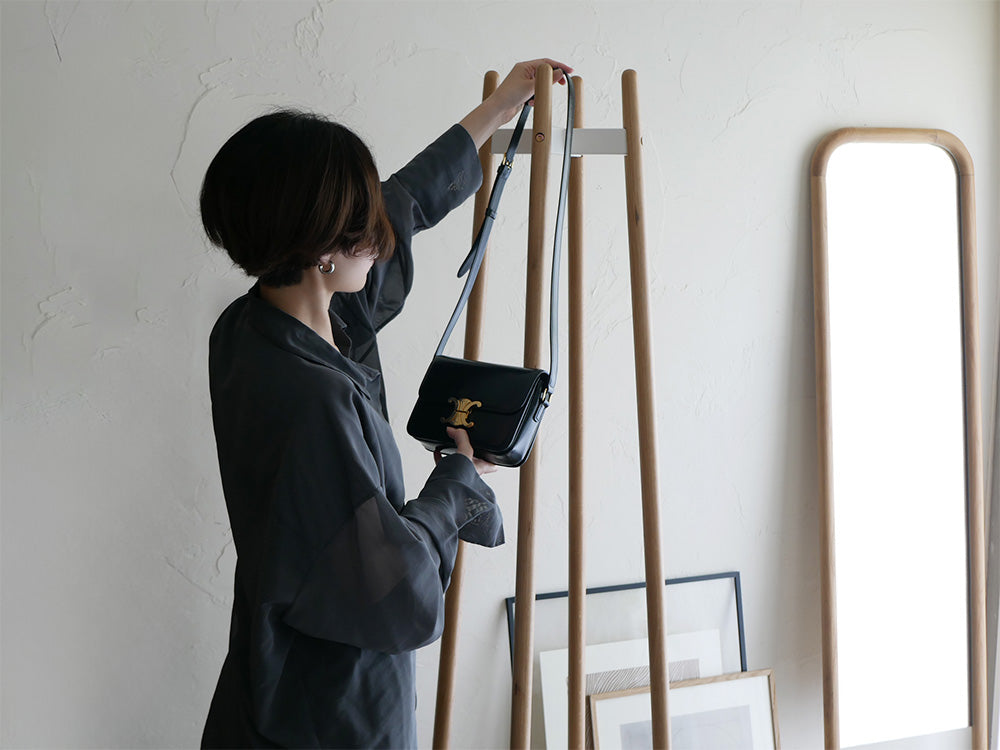 オーク無垢材フレームにラタンバスケットを備えた【NOWHERE LIKE HOME】コートハンガー