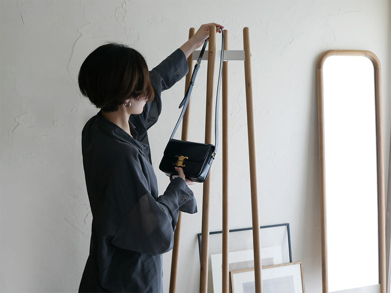 オーク無垢材フレームにラタンバスケットを備えた【NOWHERE LIKE HOME】コートハンガー